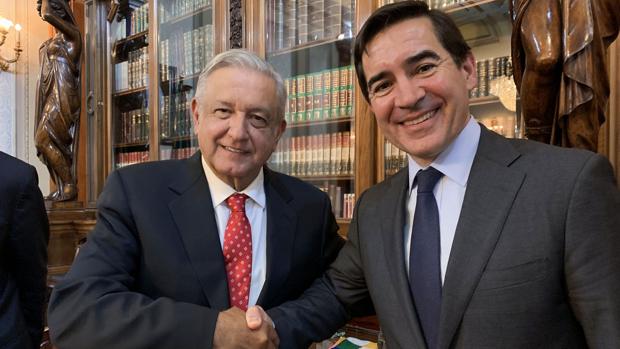 El presidente de BBVA, Carlos Torres, se entrevista con el presidente de México López Obrador