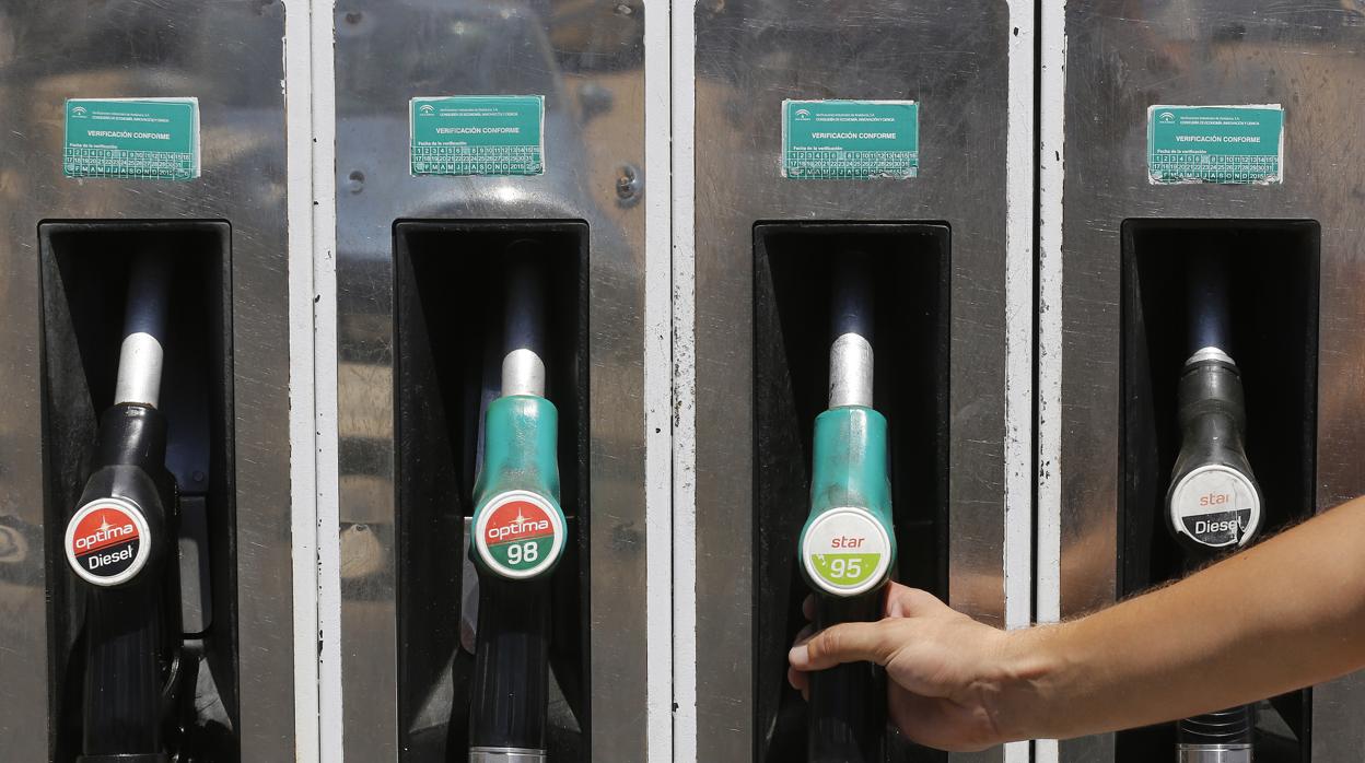 El «efecto pluma y cohete» en los precios de los carburantes