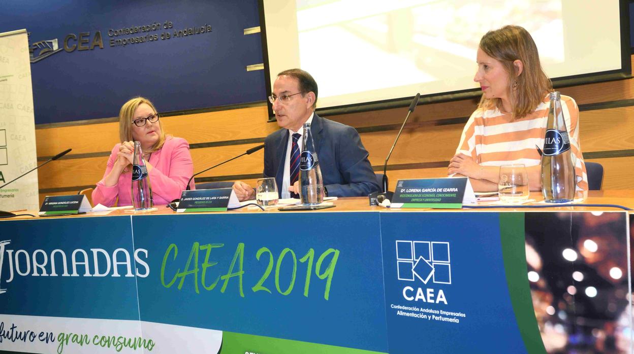 Mesa inaugural de la Jornada con Virginia González Lucena, presidenta de CAEA; Javier González de Lara y Sarria, presidente de la CEA; y Lorena García de Izarra, viceconsejera de Economía, Conocimiento, Empresas y Universidad de la Junta