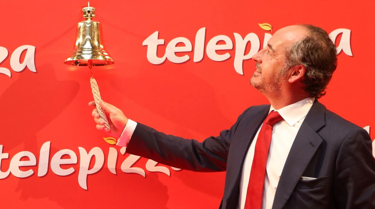 El presidente de Telepizza, Pablo Juantegui, da el campanazo de salida a bolsa en 2016
