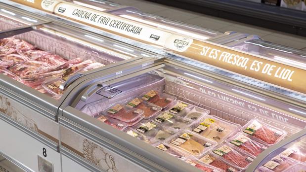 Lidl amplía el bienestar animal de las gallinas a toda su leche y carne fresca