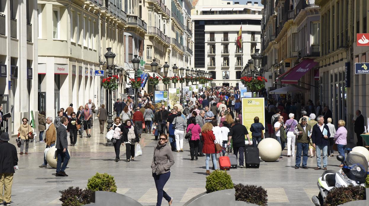 Ambiente en la céntrica calle Larios de Málaga