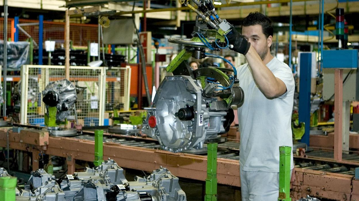 Un operario monta una caja de cambios en la factoría sevillana de Renault