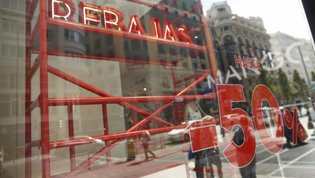 Comienzan las rebajas de verano, ¿qué firmas están aplicando descuentos?