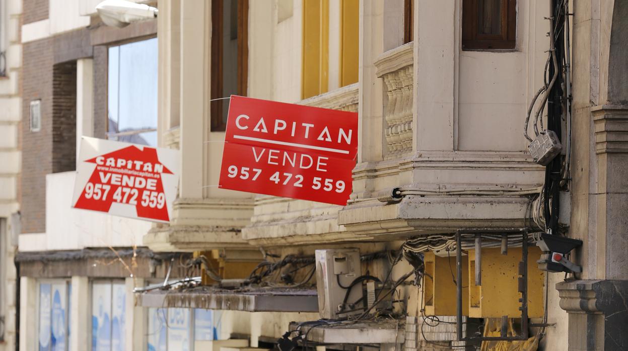 Dos carteles de «Se vende» en Málaga