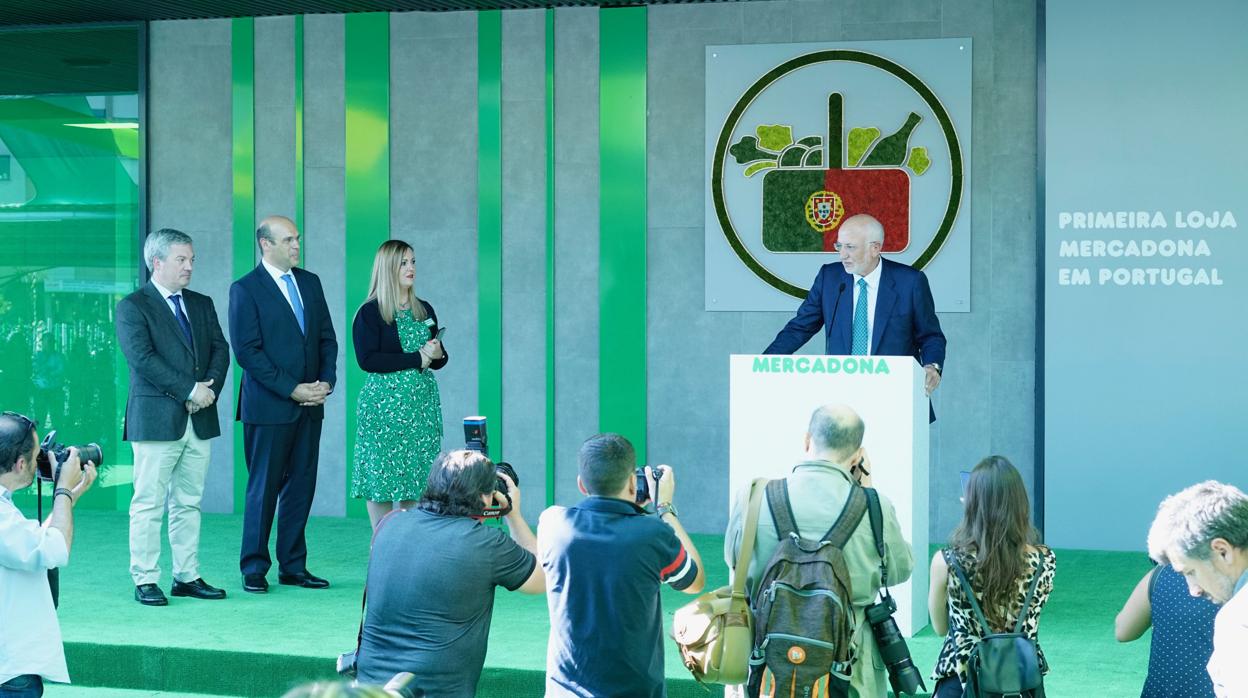 El presidente de Mercadona, Juan Roig, ha visitado la primera tienda lusa de la cadena española, situada en Vila Nova de Gaia