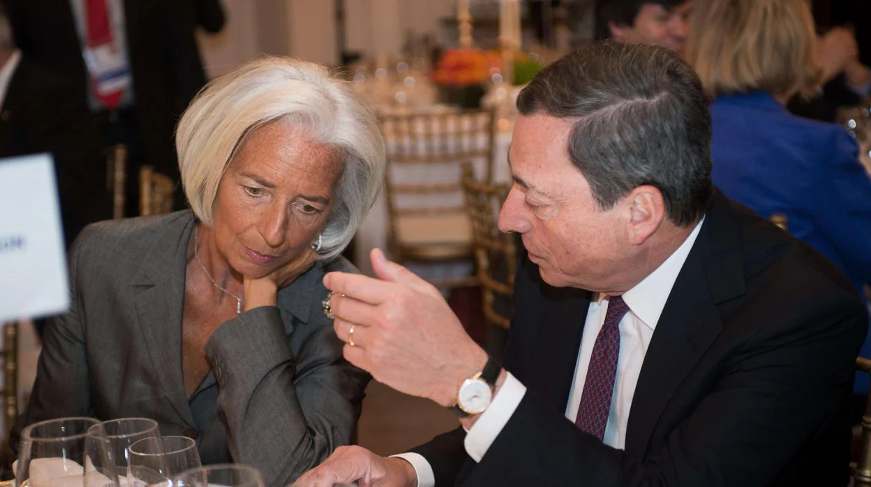 Lagarde sucederá a Drahgi (dcha) al frente del BCE, tras dos mandatos al frente del Fondo Monetario Internacional (FMI)
