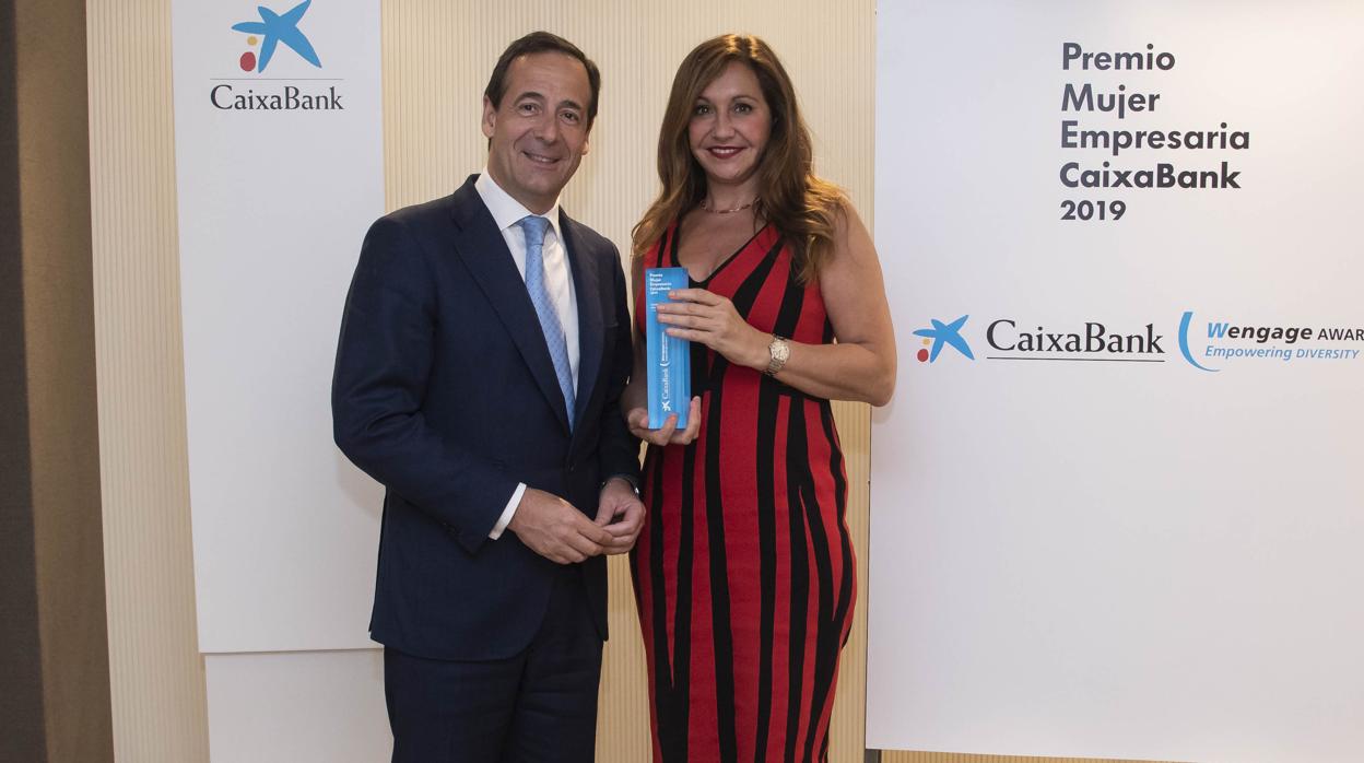 Arancha Manzanares recibe el premio de mano del consejero delegado de Caixabank, Gonzalo Gortázar