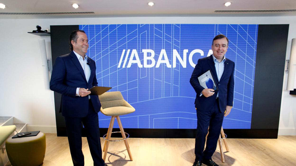 El presidente de Abanca, Juan Carlos Escotet (i), junto al consejero delegado, Francisco Botas (d),