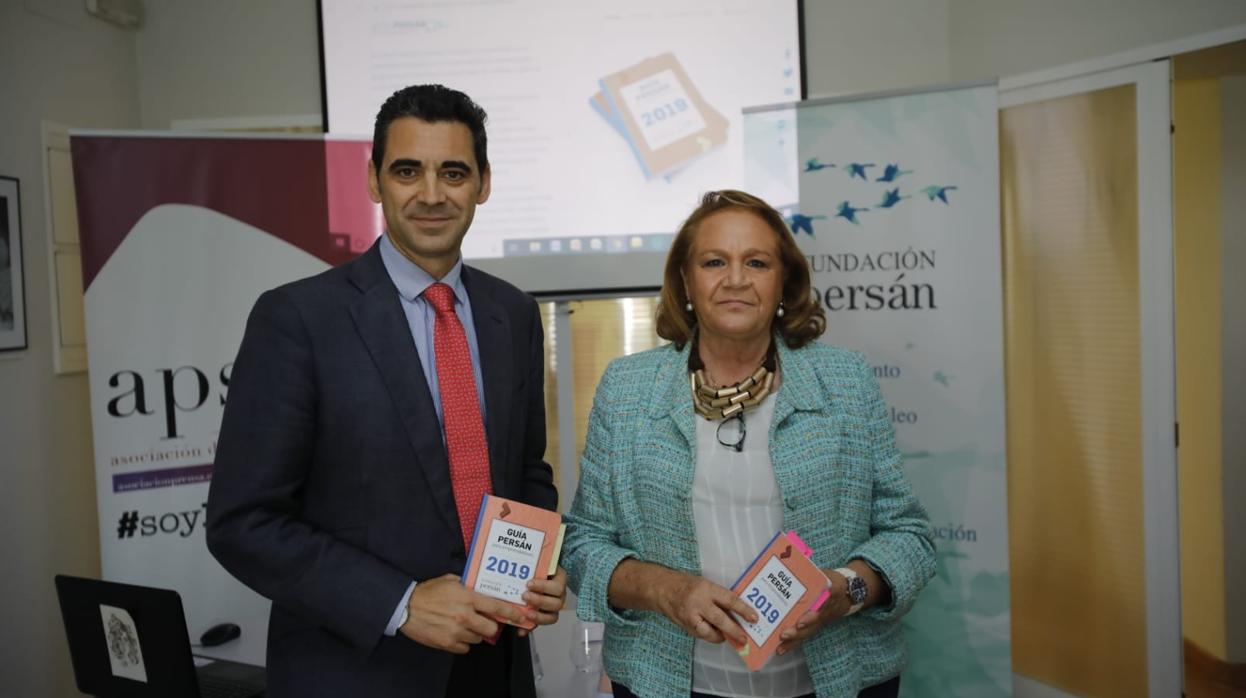 La presidenta de la Fundación Persán, Concha Yoldi, y el gerente, José Castro, han presentado la VII Guía Persán para Emprendedores en la sede de la Asociación de la Prensa de Sevilla