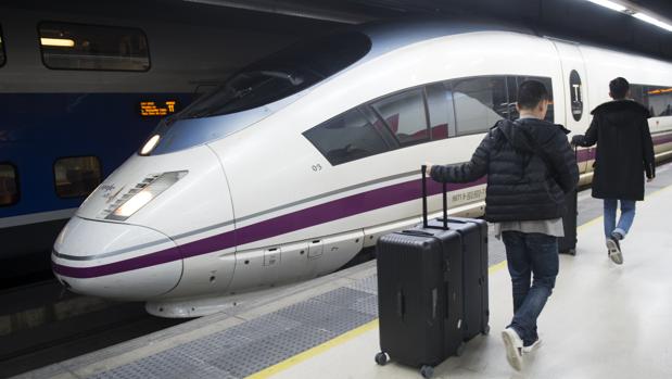 La huelga de Renfe deja miles de pasajeros afectados en plena operación salida