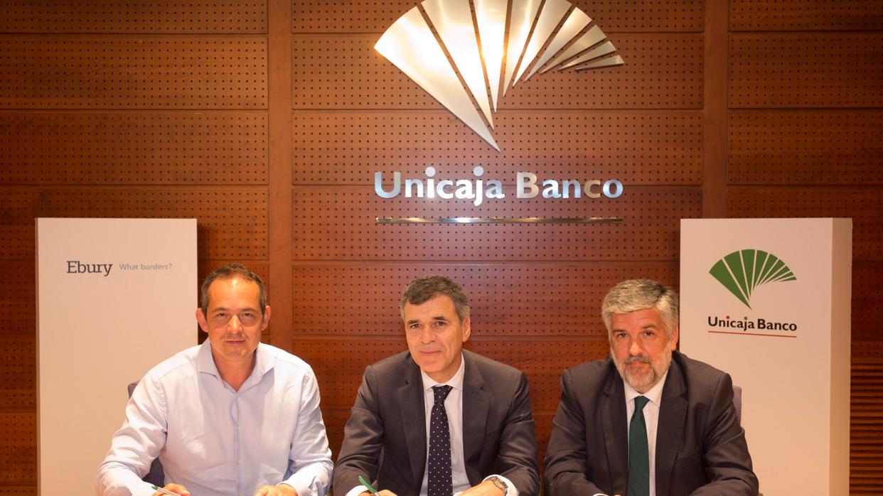 Juan Lobato, CEO de Ebury, junto a Pablo González y Emilio Mejía, de Unicaja