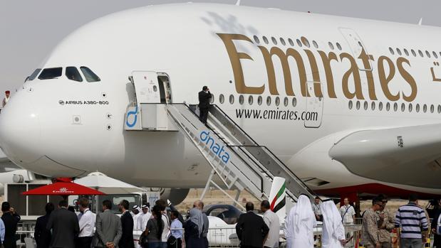 Emirates oferta empleos con 2.400 euros de sueldo, casa gratis y prestaciones médicas incluidas