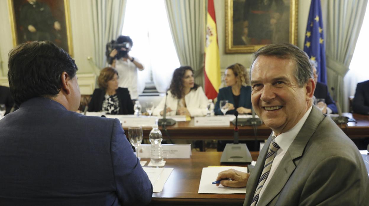 El presidente de la FEMP y alcalde de Vigo, Abel Caballero, con la ministra de Hacienda, María Jesús Montero de fondo