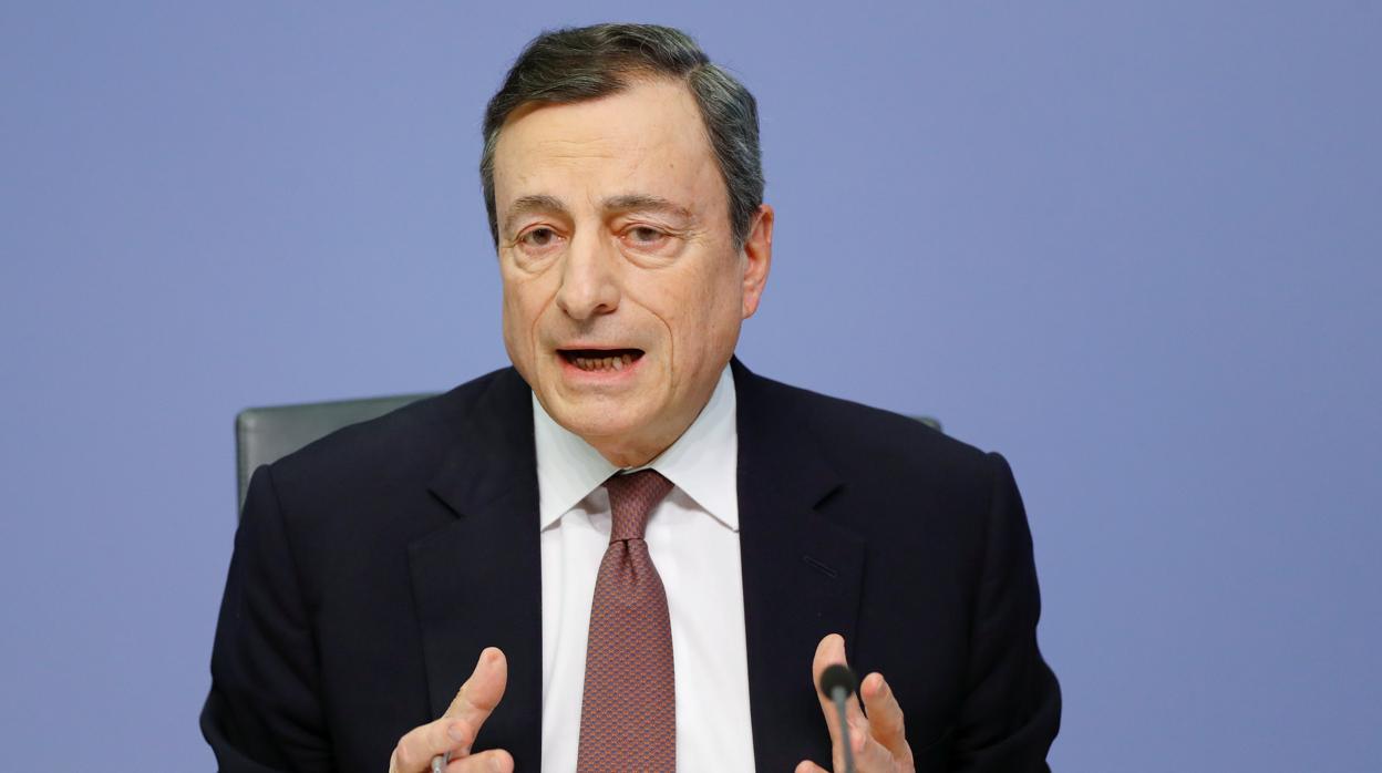 Draghi empuja a los bancos a cobrar por los depósitos