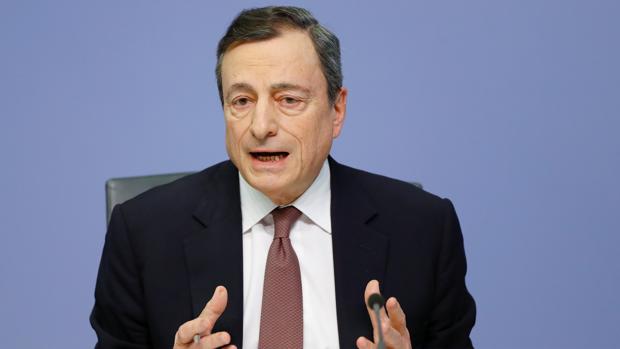 Draghi empuja a los bancos a cobrar por los depósitos