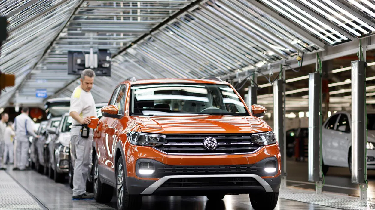 Línea de montaje de la factoría de Volkswagen Navarra en Landaben