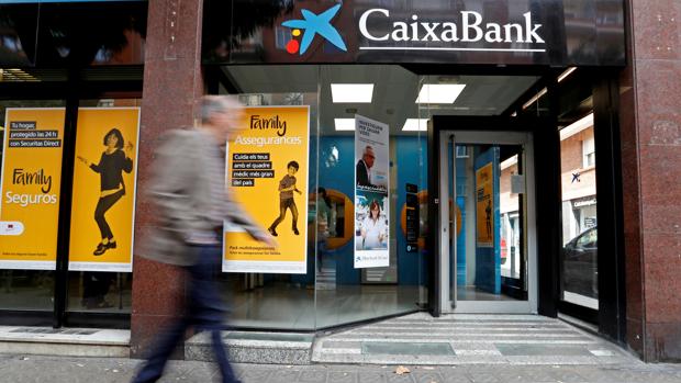 CaixaBank y Sabadell no cobrarán a los clientes por los depósitos pero lo ven lógico a las grandes corporaciones