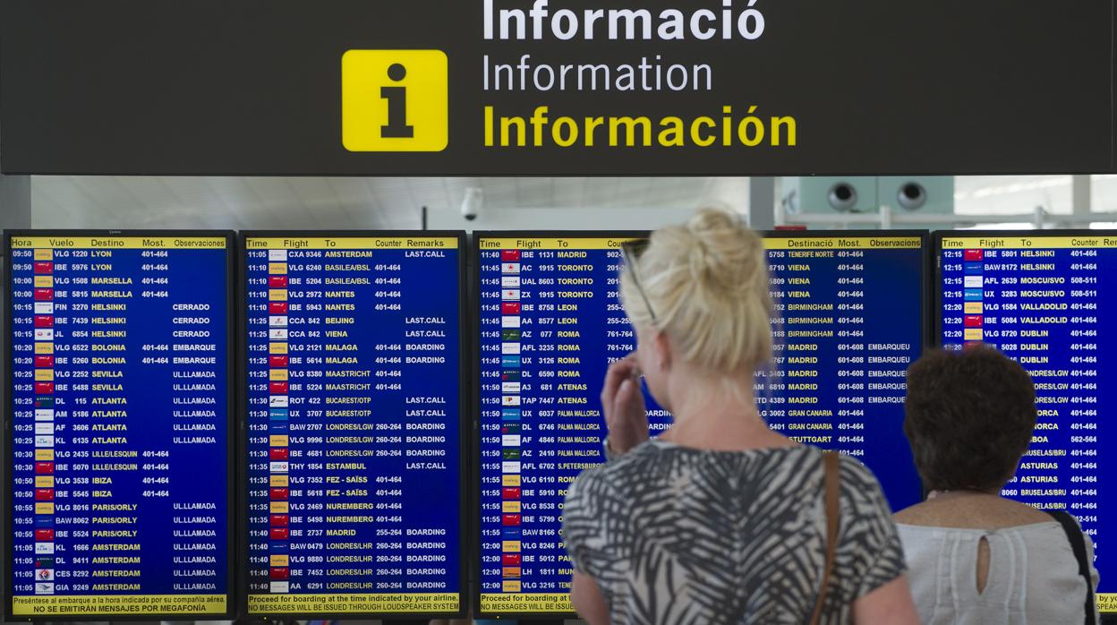 La «low cost» Vueling, es efectivamente la que más vuelos opera en El Prat, y la más afectada
