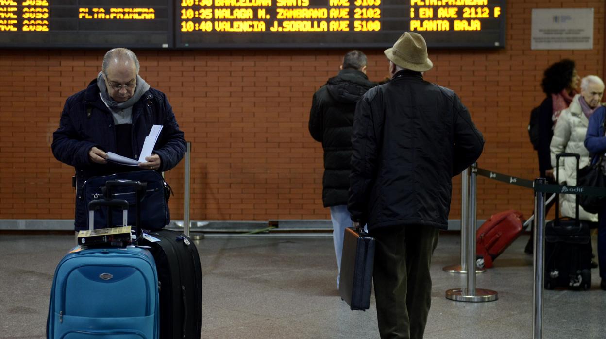 Viajeros durante la huelga de Renfe en la estación de Atocha, en octubre del año pasado