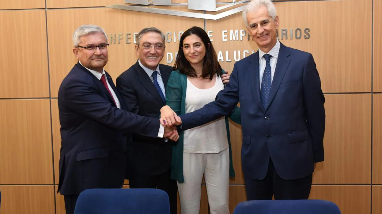 Manuel Huertas (Airbus); Ginés Clemente y María Eugenia Clemente (Aciturri); y Bartolomé Lora (SEPI) escenifican el acuerdo en la sede de la CEA
