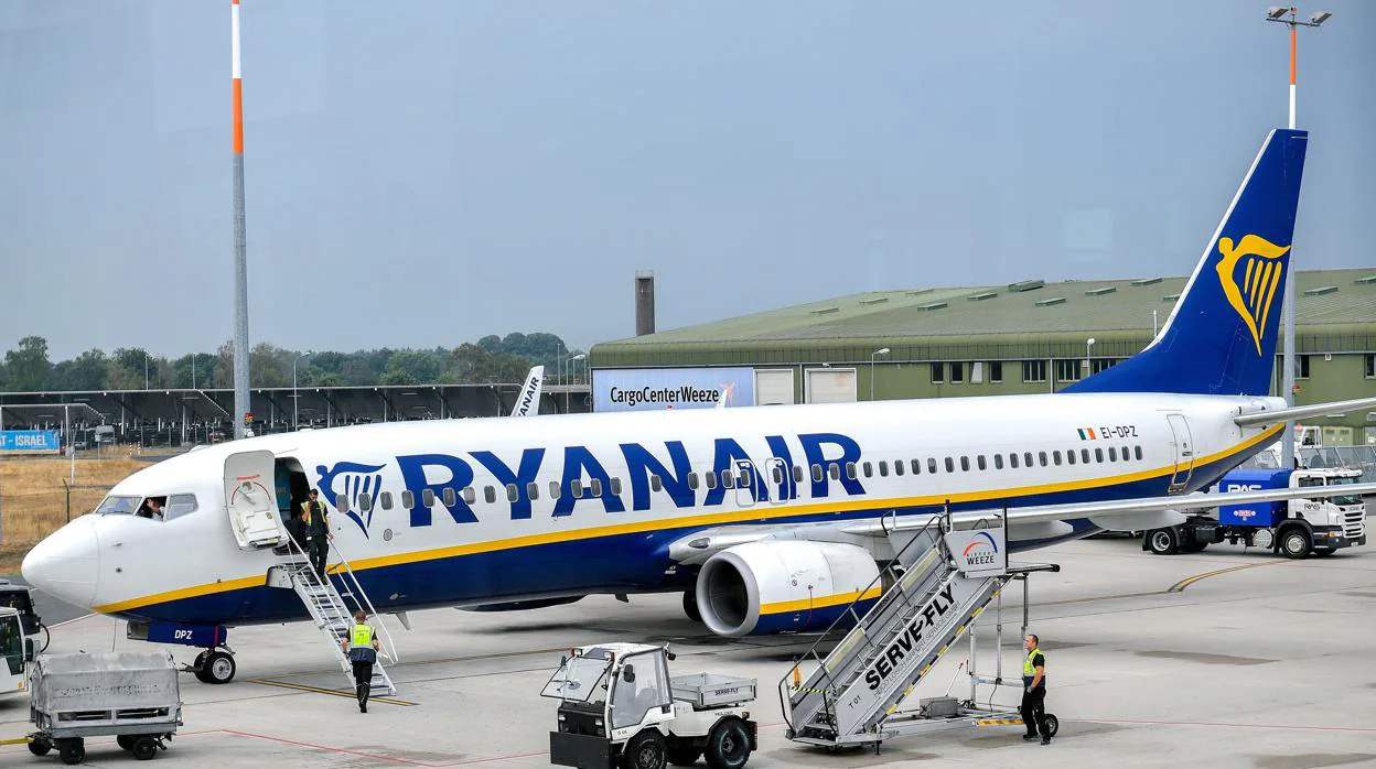 Avión de Ryanair en la pista de un aeropuerto en Weeze, Alemania