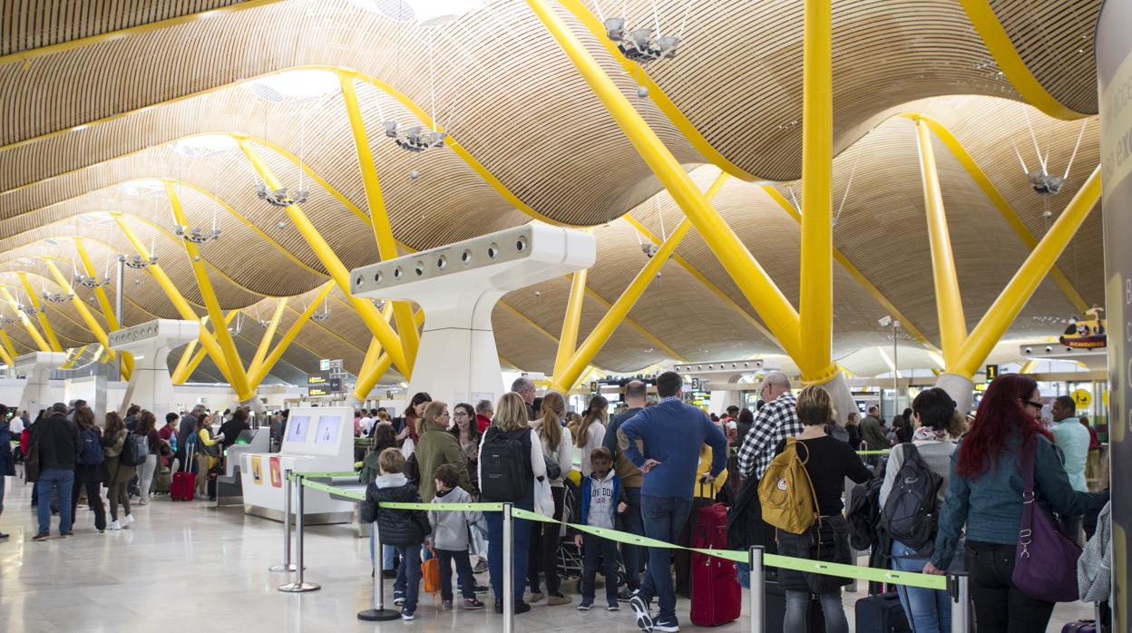 Los aeropuertos españoles superan los 157 millones de pasajeros entre enero y julio, un 5,2% más