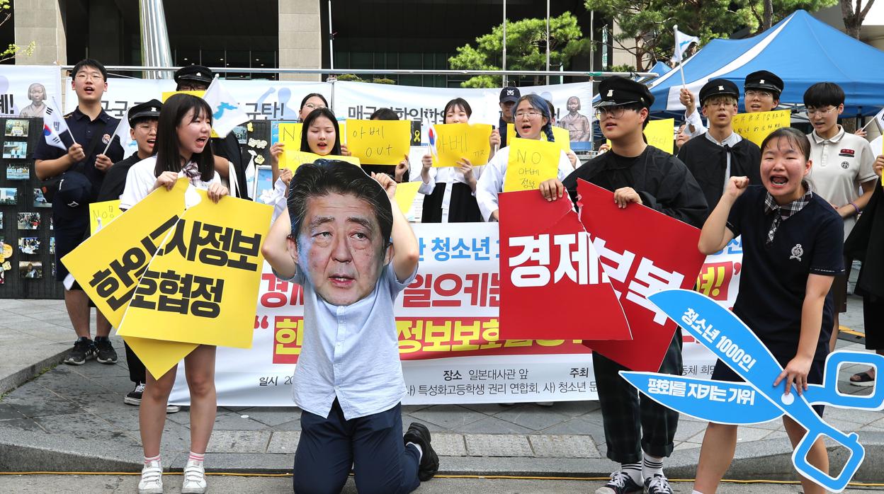 Estudiantes surcoreanos protestan aten la embajada de Japón en el país asiático