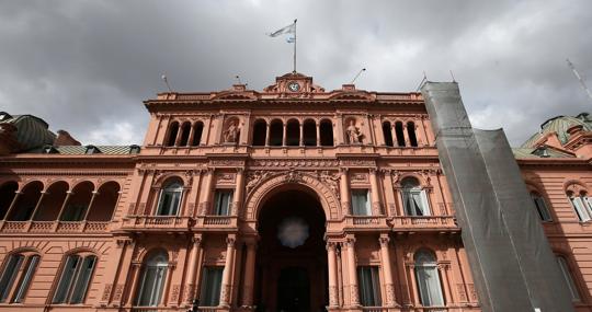 Nubarrones sobre la Casa Rosada, sede la presidencia de Argentina