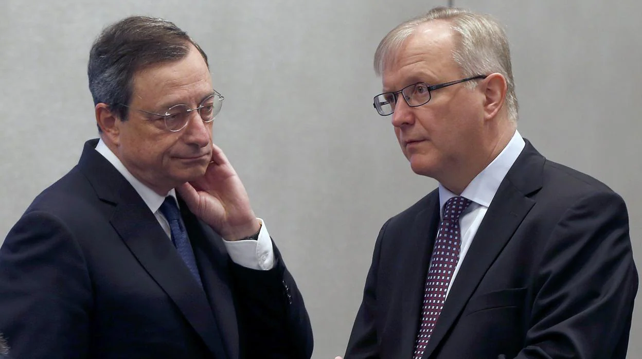 El gobernador del Banco de Finlandia y excomisario de Asuntos Económicos de la UE, Olli Rehn (dcha) junto al preisdente del BCE, Mario Draghi
