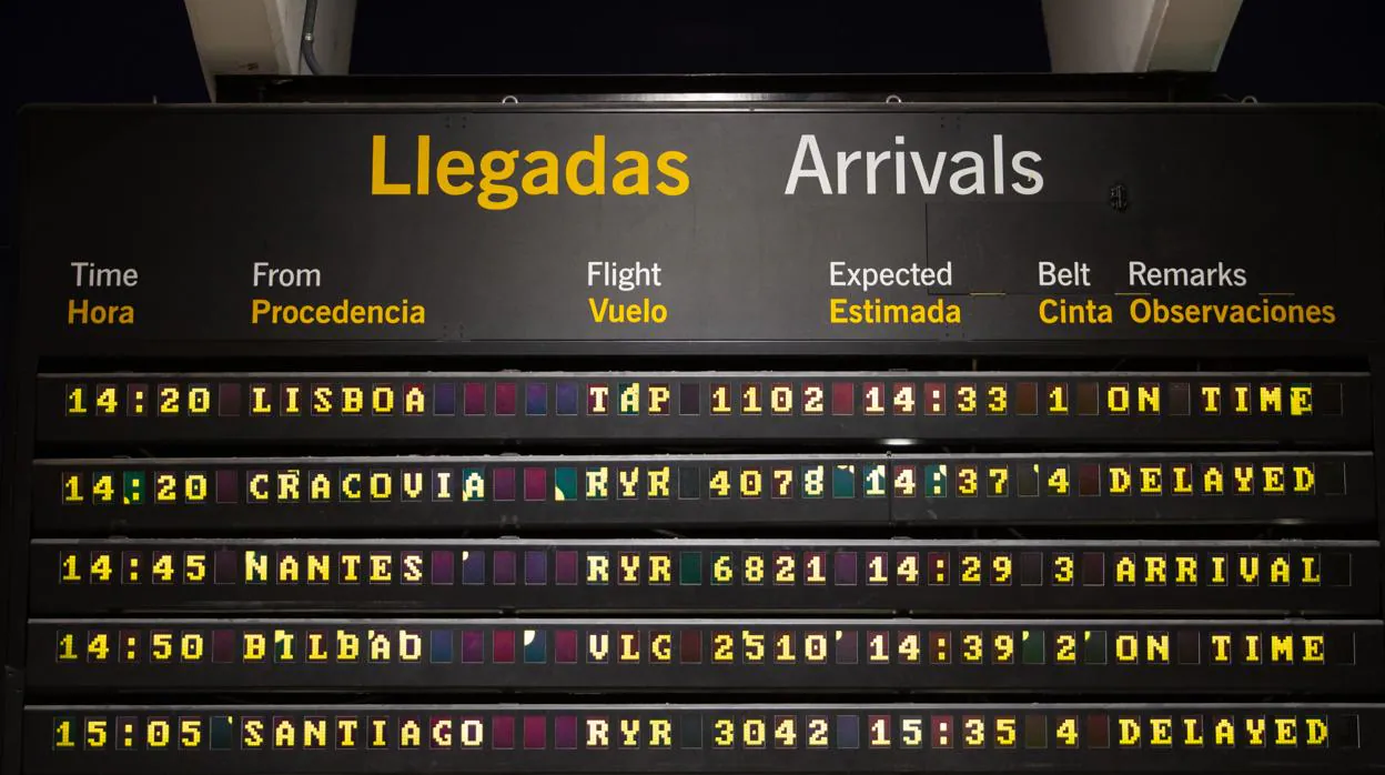 Panel de llegadas en el aeropuerto de Sevilla