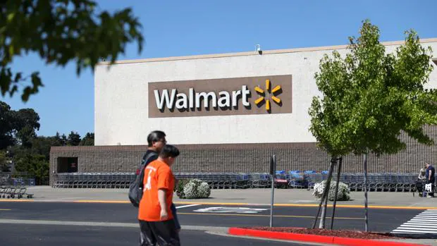 Walmart denuncia a Tesla en Estados Unidos tras incendiarse los paneles solares en siete de sus tiendas