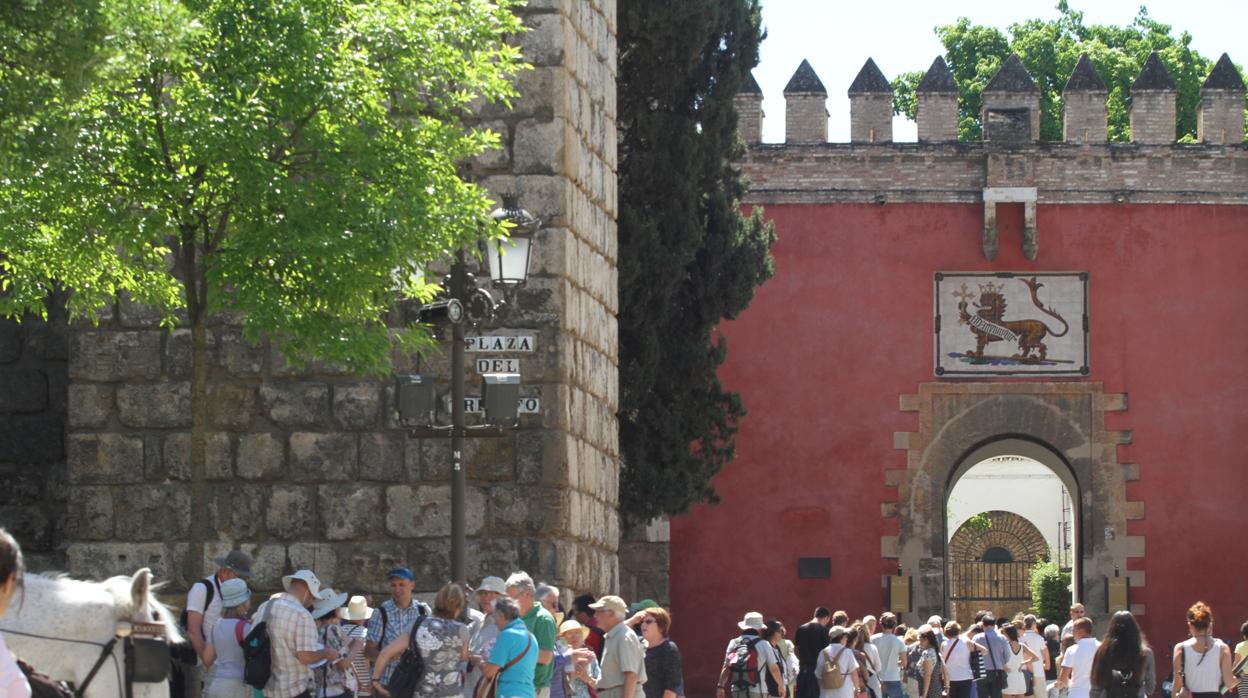 Turistas a las puertas del Real Alcázar de Sevilla