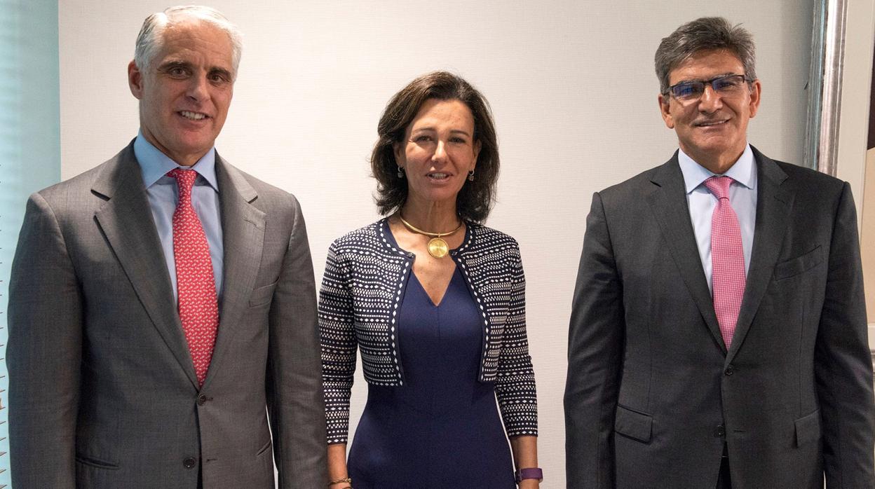 Andrea Orcel, a la izquierda de la presidenta del Banco Santander, Ana Botín