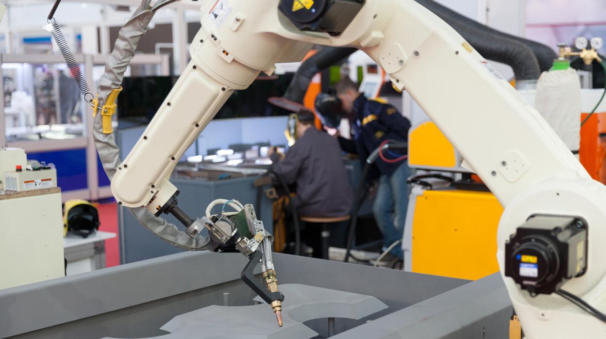 Cada robot industrial elimina dos puestos de trabajo