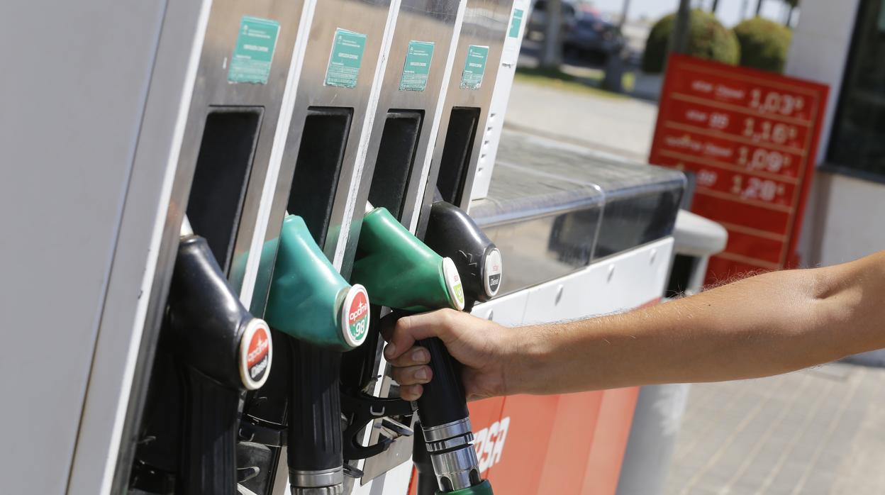 El consumo de gasolina se dispara un 6,1% este año y cae el de gasóleo un 0,1%