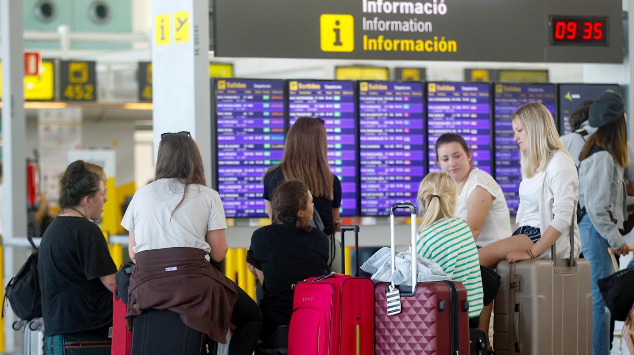 Iberia cifra en menos de 20 por ciento el seguimiento de la huelga en Barajas y El Prat