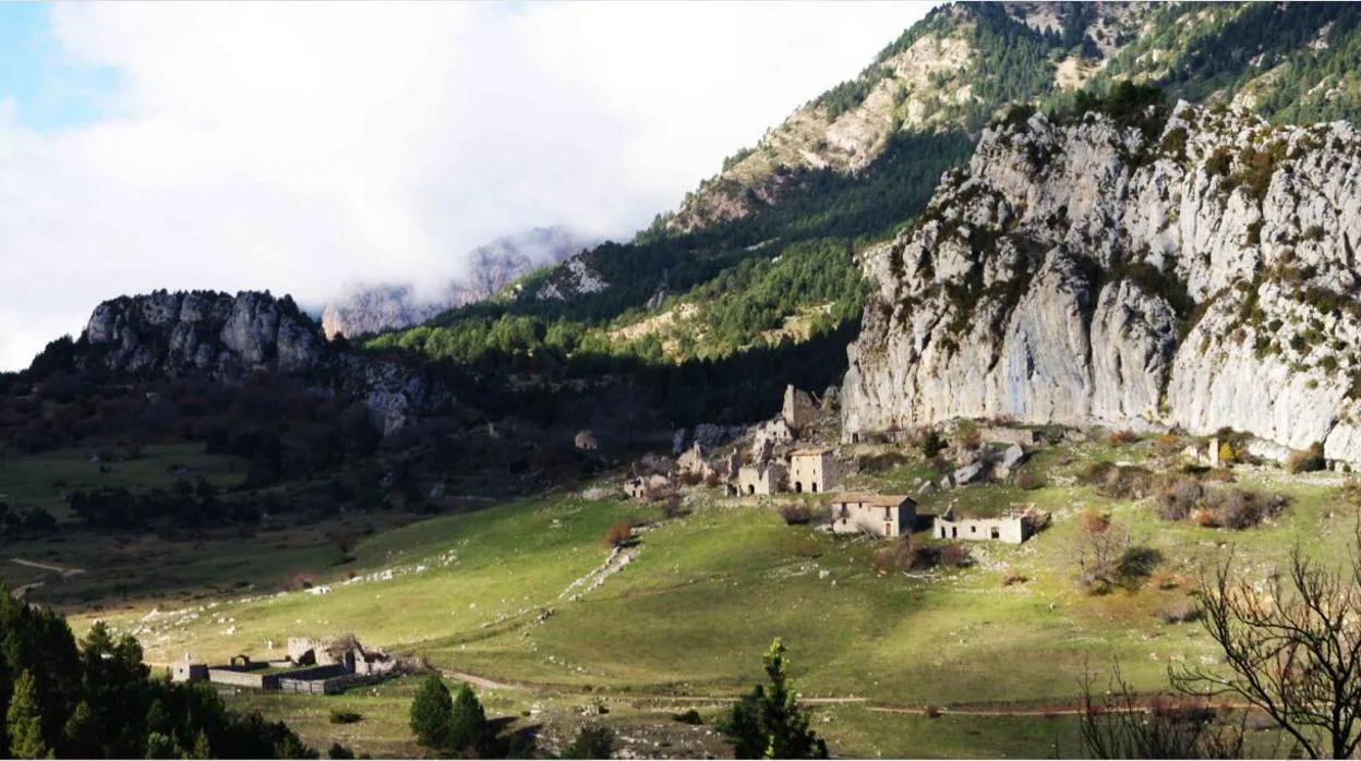 Cientos de pueblos y aldeas como la de esta imagen permanecen a la venta en España