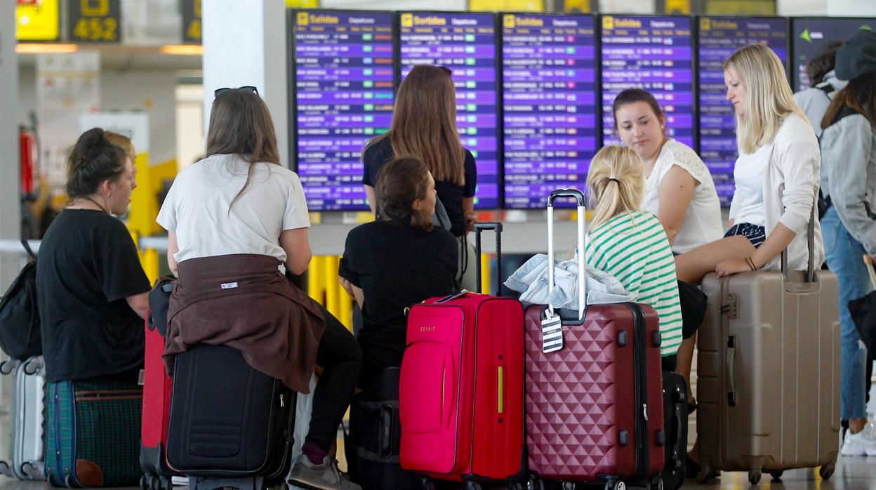 Pasajeros durante la última jornada huelga del personal de Iberia en el aeopuerto de El Prat