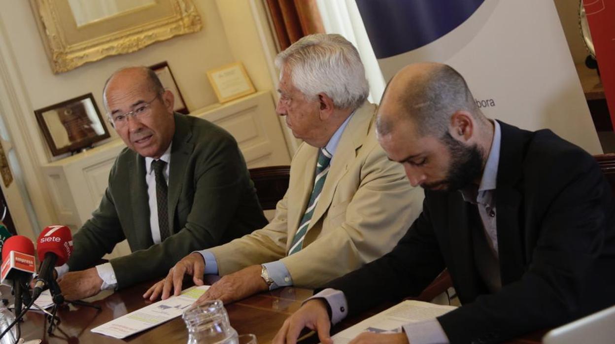 Francisco Ferraro, Francisco Herrero y José Luis García Hidalgo, en la Cámara de Comercio de Sevilla