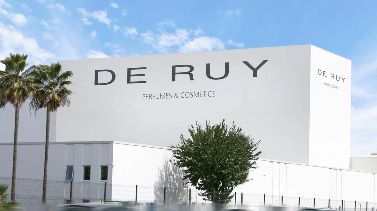 La nueva factoría de De Ruy Perfumes se ha levantado sobre la antigua fábrica de Puleva en Alcalá de Guadaíra, junto a la A-92