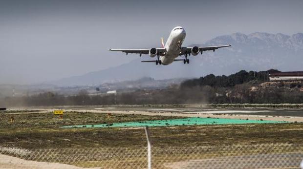 Los billetes de avión se encarecerán un 2% hasta octubre, según un informe