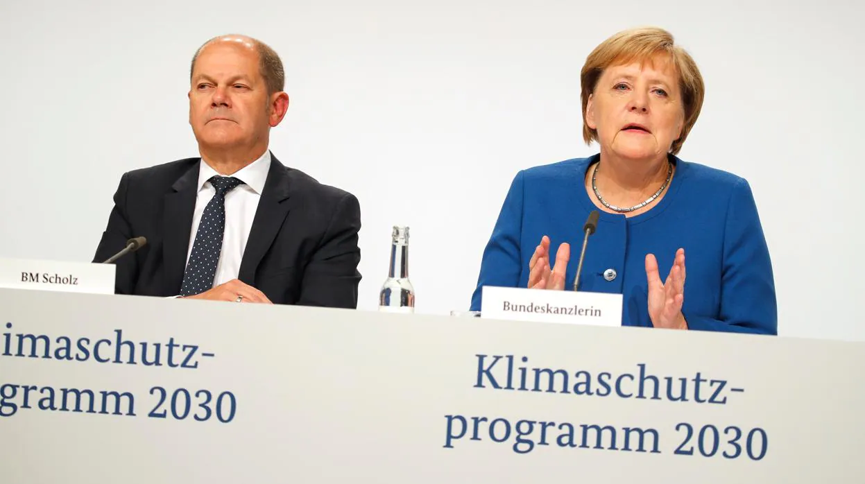 La canciller alemana, Angela Merkel, junto al ministro de Finanzas alemán, Olaf Scholz
