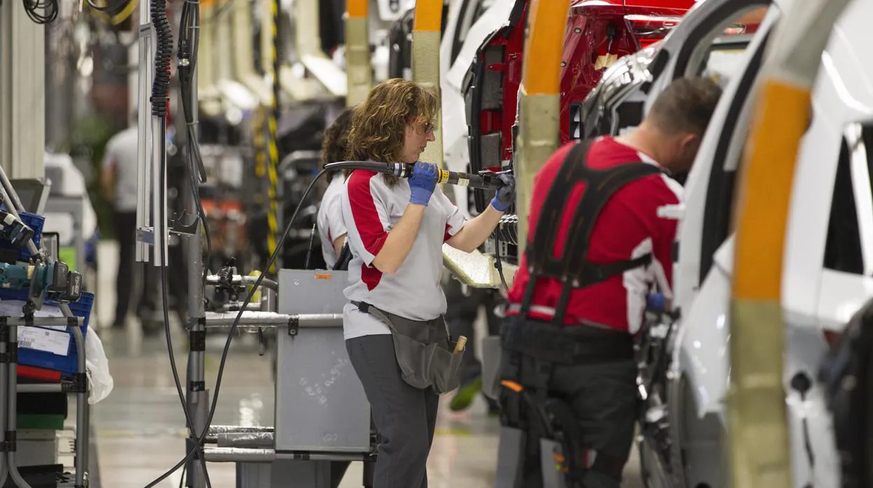 Varios operarios trabajan en la fábrica de Seat en Martorell, Barcelona