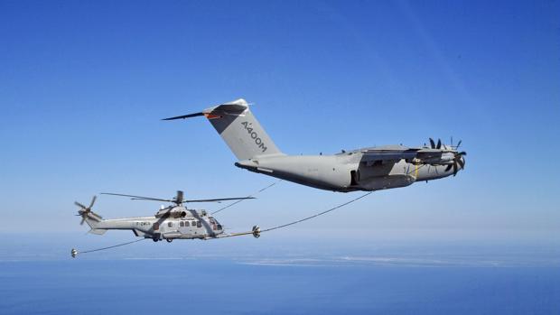 El Airbus A400M realiza los primeros contactos con helicópteros en vuelo