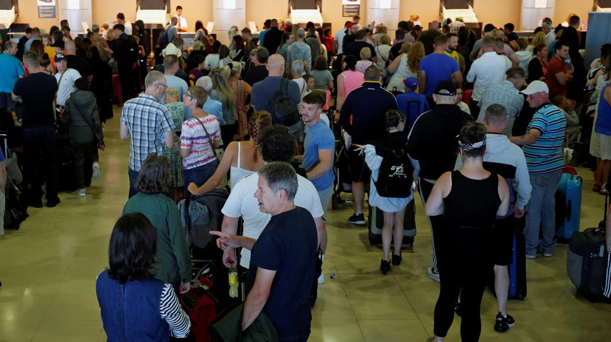 Pasajeros afectados de Thomas Cook hacen cola en el aeropuerto de Reus, Tarragona