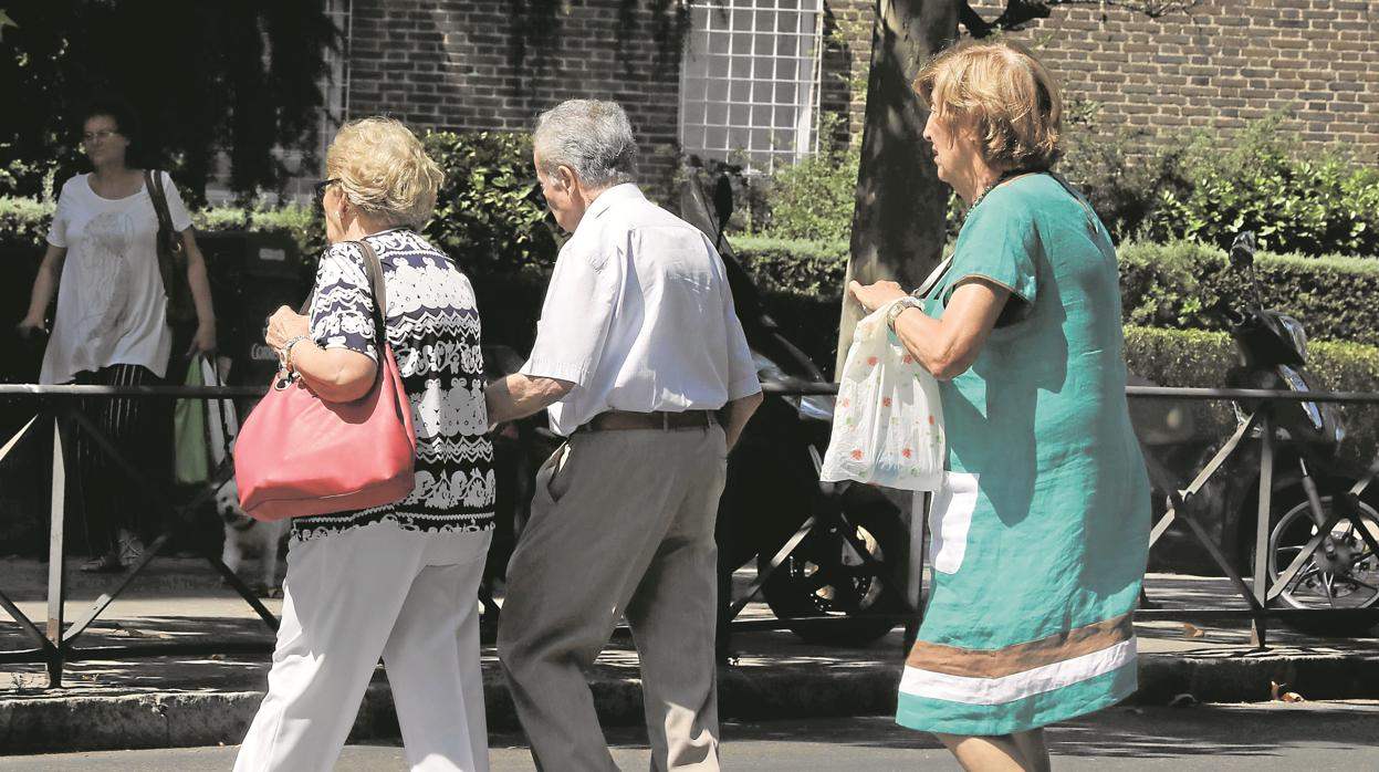 Un grupo de ancianos pasea por la calle