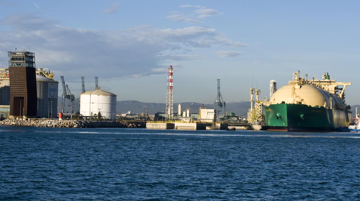Un buque transportador de gas natural licuado junto a una planta regasificadora