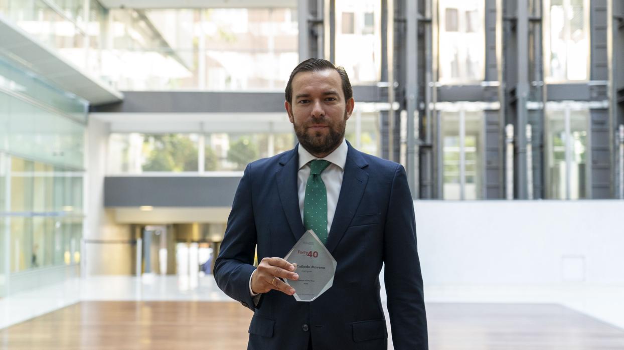 El abogado Luis Collado sostiene el premio Forty