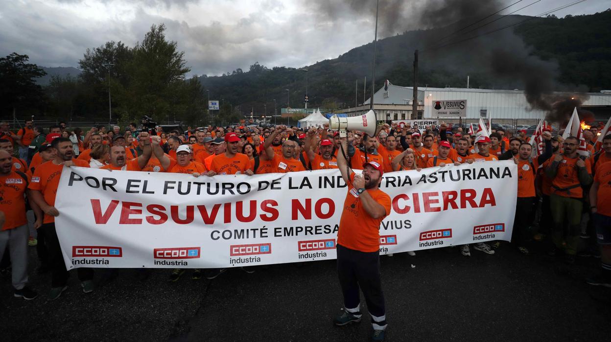 Los trabajadores de Vesuvius marchan a Oviedo en protesta por el ERE